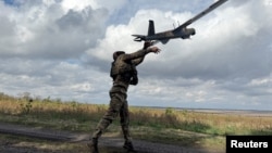 Український військовий запускає дрон на Покровському напрямку, фото ілюстративне