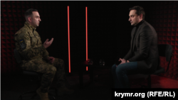 Военнослужащий полка беспилотных систем ВСУ «Nemesis» Игорь Токарь (слева) дает интервью