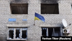 Прапор України на пошкодженій обстрілами будівлі в Сіверську, 20 лютого 2023 року