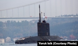Російський дизель-електричний підводний човен «Ростов-на-Дону» проходить через протоку Босфор, 2015 рік
