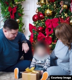 Бермет Анварбекова и Азамат Доронбеков с сыном. (Фото взято из социальных сетей)