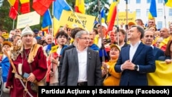 Молдова, лидер партии PAS Игорь Гросу (в центре) и премьер-министр Дорин Речан (справа) на митинге партии в Кишиневе, 26 сентября 2025 года