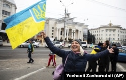 У центрі Херсону люди радіють звільненню міста з-під окупації Росією та втечі армії РФ. Херсон, 12 листопада 2022 року