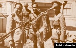 Генерал-майор Плек Пибун Сонгкрам (в центре) вместе с другими таиландскими офицерами позирует с захваченным в бою знаменем 2-го французского пехотного полка. 16 января 1941 года