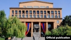 Երևանի Պետհամալսարանի գլխավոր մասնաշենքը, արխիվ