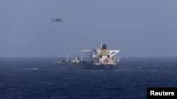 Ամերիկյան ռազմական ուղղաթիռը թռչում է ձերբակալված Centuries նավի շուրջը, 20-ը դեկտեմբերի, 2025թ. 