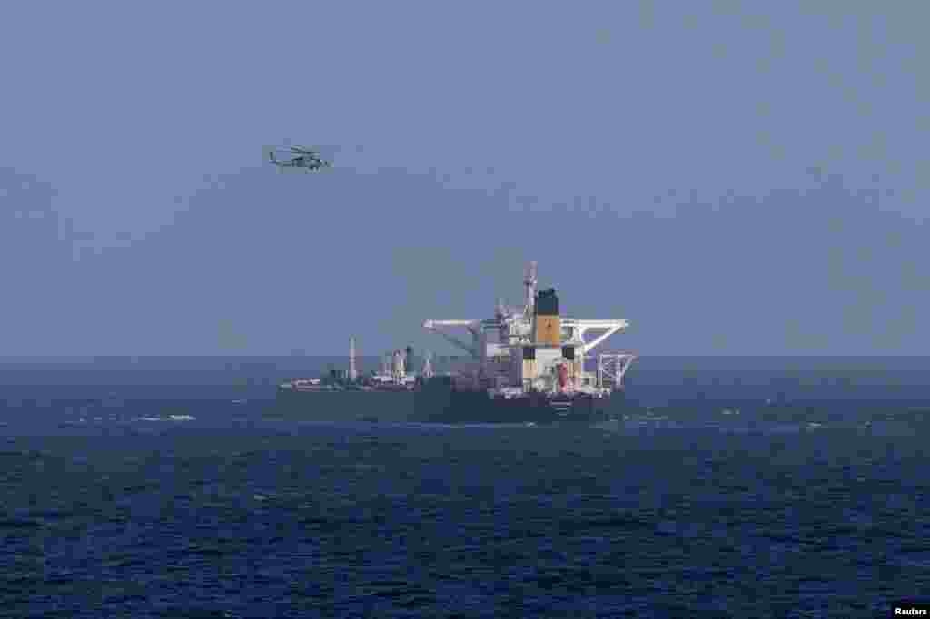 Военный вертолет США пролетел над судном Centuries под панамским флагом, которое было перехвачено Береговой охраной США, 20 декабря 2025 года. DHS/Handout via REUTERS