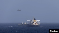 Военный вертолет США над задержанным танкером. Декабрь 2025 года