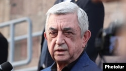 Հայաստանի երրորդ նախագահ Սերժ Սարգսյանը զրուցում է լրագրողների հետ, արխիվ