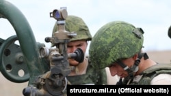 Російські артилеристи на полігоні Опук в окупованому Криму, 14 вересня 2021 року