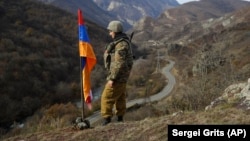 Արցախի ՊԲ զինծառայողը մարտական հերթապահության ժամանակ, արխիվ