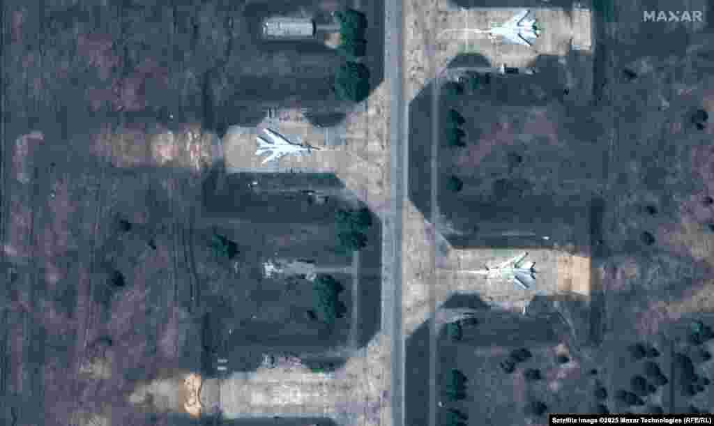 Russiýanyň Belaýa howa bazasynda "TU-22" kysymly uçarlaryň 22-nji maýda düşürilen we Ukrainanyň pilotsyz uçar hüjümlerinden soňky suratlary.