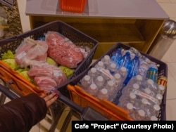 Вода і продукти, які українці купували для білорусів