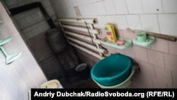 «Лазня». Аби помитися, потрібно півдня гріти бідон з водою, який стоїть ліворуч, на дров’яній буржуйці