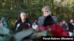 Люди собрались, чтобы почтить память погибших при нападении на Керченский политехнический колледж. Керчь, 18 октября 2018 года