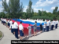 30-метровий прапор Росії розгорнули в Сімферополі співробітники кримського главку Слідкому РФ на честь Дня Росії, 12 червня 2025 року