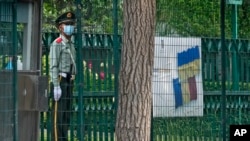 Steagul Ucrainei la ambasada României din Beijing, la 17 mai 2023. Asemenea simboluri afișează cam toate ambasadele țărilor UE din capitala chineză.