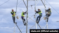 Работници на електричен столб. Илустрација. 