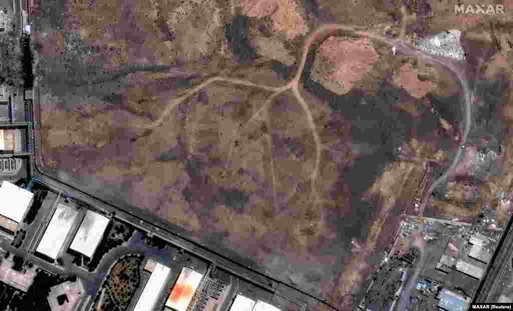 На этом спутниковом снимке от 15 июня –обогатительная установка в Натанзе, снимок справа был сделан 22 июня, на нем виден кратер, образовавшийся после ударов США