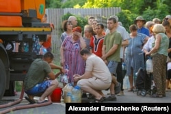 Росії треба було активно братися за вирішення проблем з водою у 2024 році, каже Казанський. На фото: місцеві стоять у черзі за водою до автоцистерни в окупованому Донецьку, 29 липня 2025 року