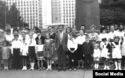 Леонід Громовий з учнями на мітингу українських патріотів у Донецьку 1 вересня 1990 року
