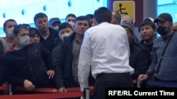 Täjigistanly migrantlar Russiýanyň howa menzilinde