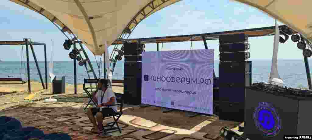 Під час фестивалю працювало безліч локацій із пропагандистськими активностями