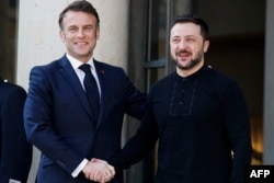 Președintele francez Emmanuel Macron îl primește, pe 27 martie, la Paltul Elysee, pe președintele ucrainean Volodimir Zelenski.