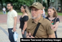 Рустем Аблятіфов на акції пам'яті десантників, які загинули в аварії літака Іл-76 у 2014 році, на Михайлівській площі в Києві. 14 червня 2019 року. Фото: Микола Тимченко