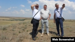 Підконтрольний РФ голова адміністрації Сакського району Михайло Слободяник (у центрі) та директор ФДКУ комбінат «Гвардійський» Росрезерва Олександр Полинкевич (ліворуч)