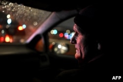 Алесь Беляцкий в автомобиле в Вильнюсе 14 декабря 2025 года, на следующий день после освобождения из белорусской тюрьмы. Фото AFP