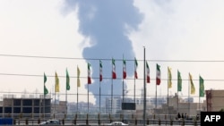 Дым над иранским НПЗ после изральского удара 15 июня