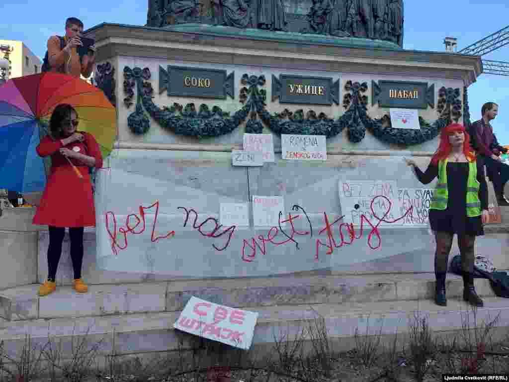 Učesnice Osmomartovskog marša u Beogradu drže transparent na Trgu republike sa sloganom "Bez nas sve(t) staje.