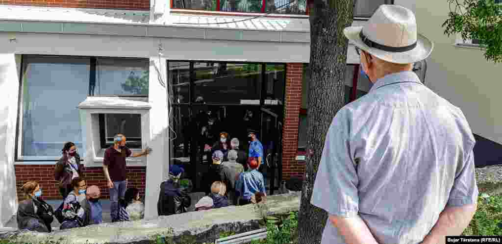 Dvanaestog maja na Kosovo se očekuje da stigne još 38.400 doza vakcina AstraZeneca, koje država dobiva kao donaciju iz programa COVAX Svjetske zdravstvene organizacije. Kosovo će takođe dobiti ukupno 95.000 doza Pfizera, kao donaciju Evropske unije.