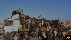 Palestinieni încercând să pună mâna pe ajutoare umanitare în sudul Fâșiei Gaza, pe 4 august 2025.