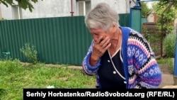 Жителька Миколайпілля Наталя плаче на порозі власного будинку перед евакуацією