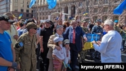 Кримчани на Марші захисників України, 24 серпня 2019 року. Рустем Аблятіфов (другий ліворуч) – у формі кольору хакі, з нашивкою з позивним «Ногай» та у темних окулярах