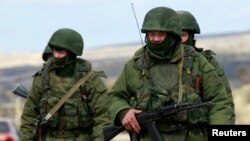 Крым жарым аралындагы эч кандай белгиси жок жоокерлер. 13-март, 2014-жыл