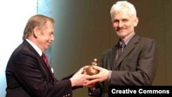 Вацлаў Гавэл уручае прэмію Homo Homini Алесю Бяляцкаму, 1 сакавіка 2006