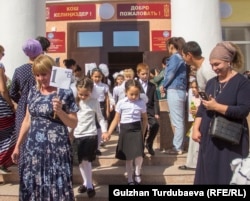Бишкектеги мектептердин бири. 1-сентябрь, 2018-жыл.