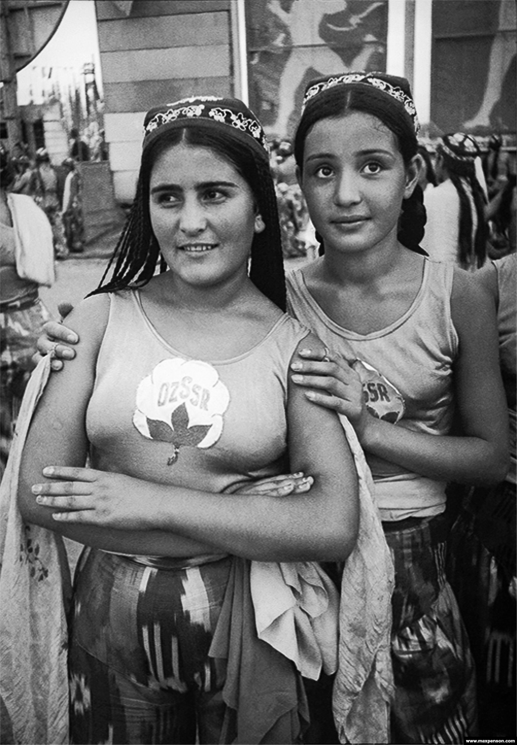 دختران ازبک در یک رویداد ورزشی.مکس پنسون برای رسانه‌های شوروی، پراودا وستوکا (حقیقت شرق) و تاس، خبرگزاری دولتی، کار می‌کرد.