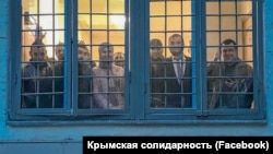 Qırımlı advokatlar Aqmescitteki polis bölüginde apiske alınğan imayesi altındaki şahıslarnen beraber, 2019 senesi