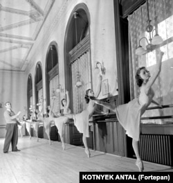 Trupa baletului de stat din Ungaria exersează în 1955.