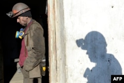 Дві ростовські компанії відмовились від 9 шахт на окупованому Донбасі. На фото: шахтар шахти «Холодна балка» після завершення роботи в окупованій Макіївці, 20 листопада 2014 року