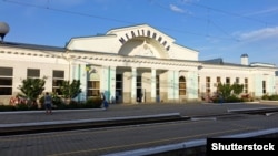 Будівля залізничної станції в місті Мелітополі Запорізької області, архівне фото