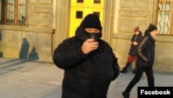 Алексей Окопный наблюдает за акцией протеста у здания ФСБ