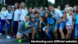 Александр Усик посетил детский оздоровительный лагерь «Артек–Буковель» в Карпатах. 31 июля, 2016 года