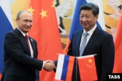 Голова КНР Сі Цзіньпін (праворуч) і президент Росії Володимир Путін