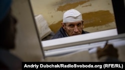 Цей працівник ЧАЕС записує прізвища і видасть дозиметри. І лише після цього впустить в «Укриття». Можливо…