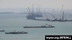 Танкери та суховантажі в Керченській протоці. Архівне фото